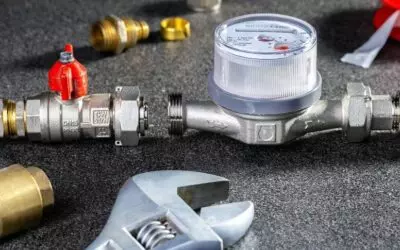 Een loodgieter voorkomt lekkages bij het aansluiten van sanitair door gebruik te maken van afdichtingsmateriaal zoals tape of kit, goed passende koppelingen te gebruiken en alle verbindingen zorgvuldig aan te draaien en te controleren op lekken.